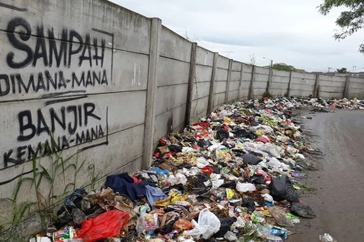 Awal Tahun 2024, Pekanbaru Disambut dengan Tumpukan Sampah, 'yang Berserak Dipinggir Jalan'