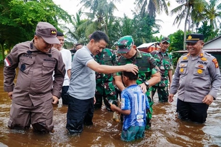 Danrem 031/WB Tinjau Banjir yang Tak Terbendung di 7 Daerah Sudah Berstatus Siaga Darurat