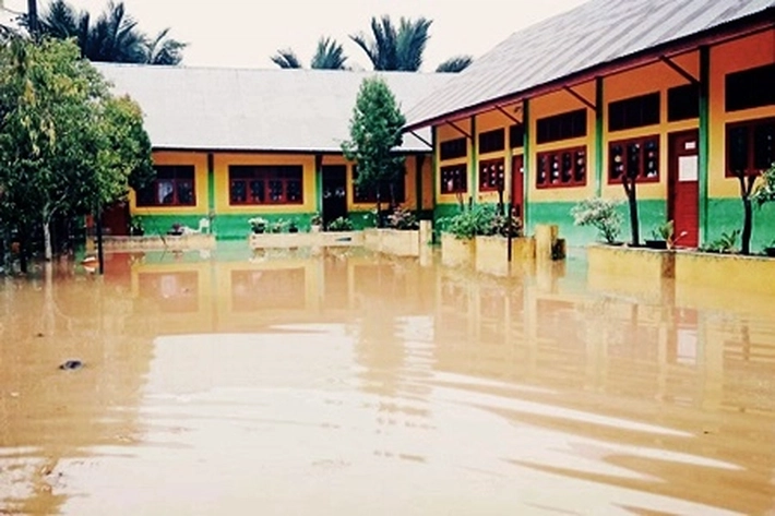 Sungai Siak Meluap Berdampak Banjir yang Sudah Genangi Dua Sekolah, Disdik: 'Kita Izinkan Belajar Daring