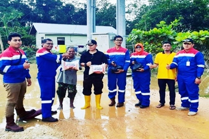 Pertamina Hulu Energi Salurkan 300 Paket Sembako untuk Korban Banjir di Pelalawan