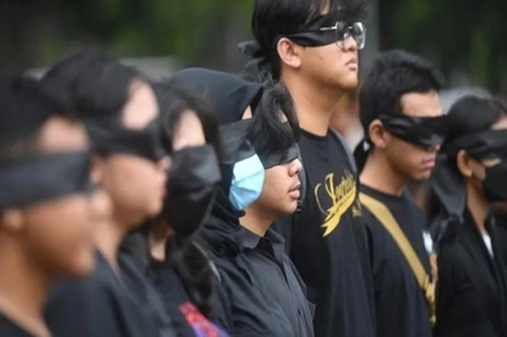 Puluhan Orang dengan Pakaian Serba Hitam Berdiri, 'Isyaratkan Pilpres 2024 Bahas Topik HAM yang Mendalam'