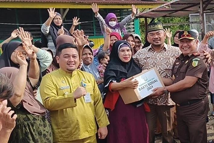 Wakajati Riau, Hendrizal Husin Salurkan Bantuan Sembako untuk Korban Banjir di Rumbai