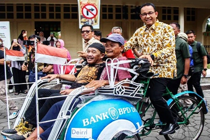 Anies Baswedan Naik Becak Usai Bertemu Sri Sultan HB X, 'untuk Memaknai Nasib Rakyat Kecil'