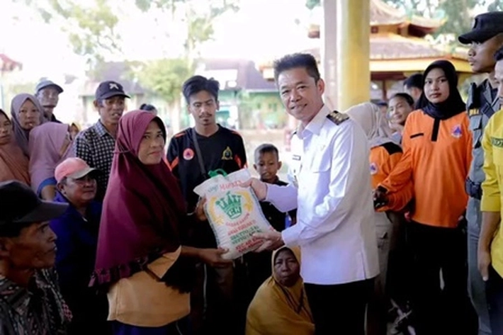 Bupati Afrizal Sintong Bagikan Sembako untuk Dua Kelurahan yang Terdampak Banjir