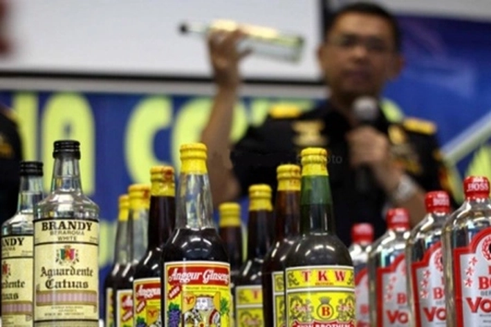 Bea Cukai Amankan Kontainer Berisi Ribuan Botol Minuman Beralkohol Ilegal di Pelabuhan Rakyat