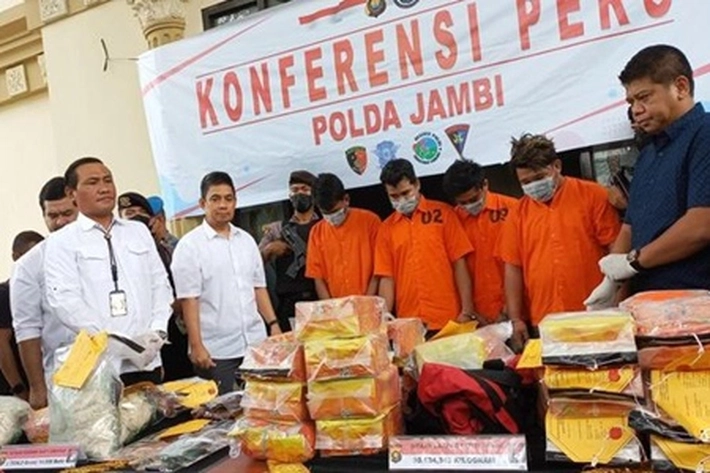 Polisi Tahan Enam Orang Pelaku Penyelundupan 7 Kg Sabu dan Ribuan Pil Ekstasi di Riau
