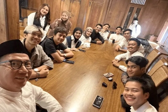 Relawan AMIN Ramai-ramai Live TikTok Diikuti Sejumlah Artis yang Datangi Rumah Anies Baswedan