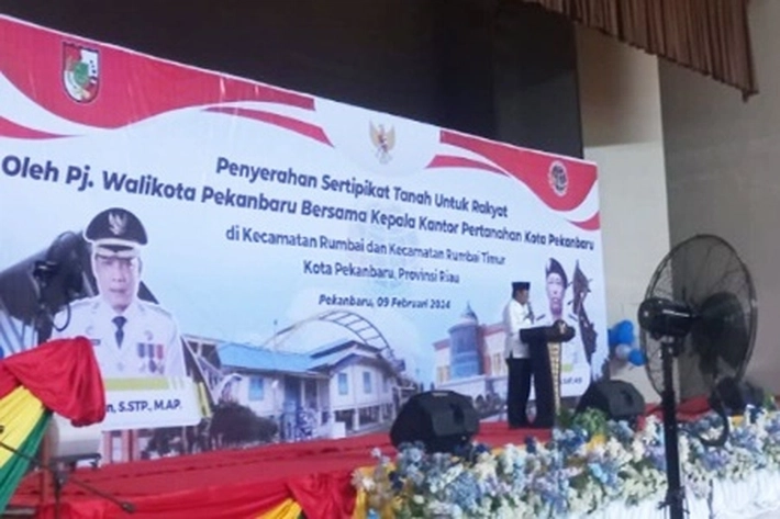 Pj Walikota Muflihun Serahkan 1.241 Sertifikat Tanah dari Program PTSL ke Masyarakat