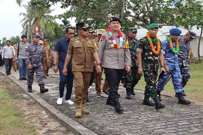 Kapolda Riau Turun dan Periksa Persiapan Distribusi Logistik untuk Pastikan Kesiapan Pemilu di Pulau Terluar