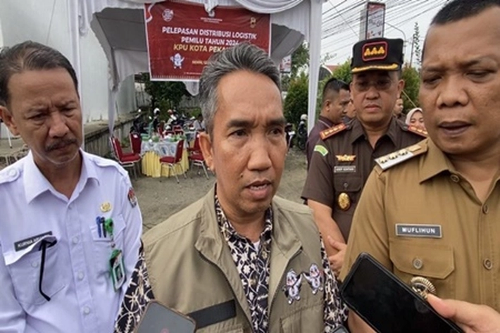 Pj Walikota Muflihun Didampingi Ketua KPU Lepas Pendistribusian Logistik Pemilu 2024