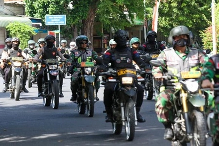 Personel Gabungan TNI-Polri Berkeliling Patroli Cek Kelancaran Pemilu 2024