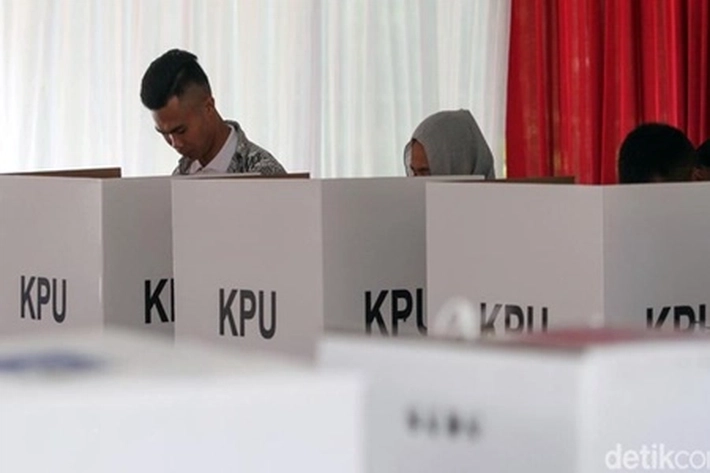 Masyarakat Ramai-ramai Datangi TPS untuk Mencoblos Berikan Hak Suara di Pemilu 2024