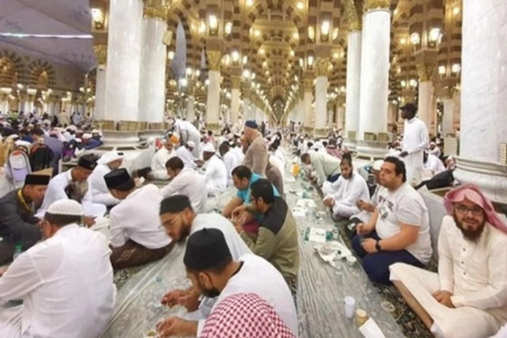 Pangeran Mohammed bin Salman Larang Buka Puasa di Dalam Masjid Arab Saudi, 'Agar Beribadah Lebih Sehat dan Tetap Bersih'