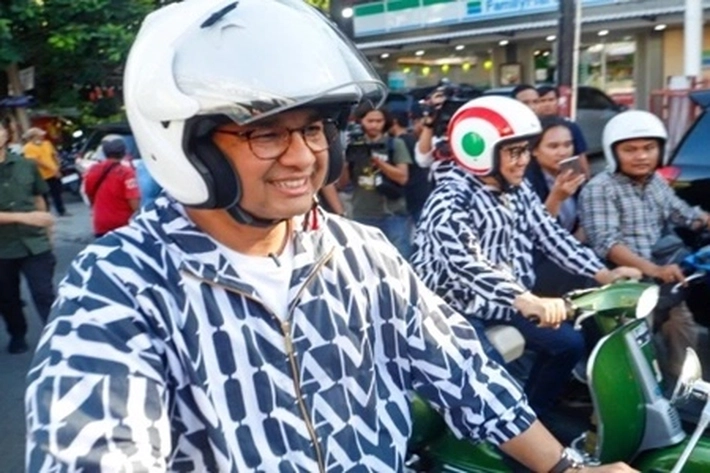Anies-Cak Imin Kompak Naik Vespa Berburu Takjil di Bendungan Hilir