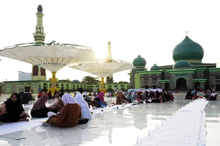 Pelataran Masjid An-Nur Jadi Tempat Berbuka Puasa Sekaligus untuk Menikmati Gebyar Bazar Ramadan