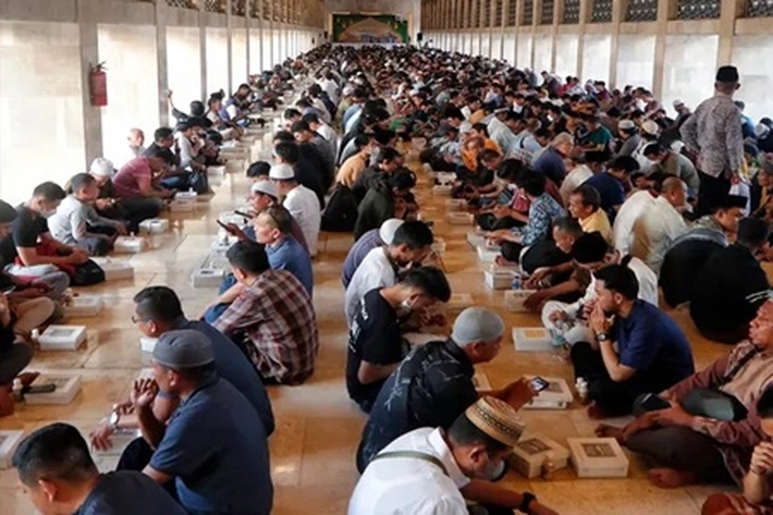 Mahasiswa Nonmuslim Dua Hari Belum Makan Juga dapat Tempat Ikut Buka Puasa di Masjid