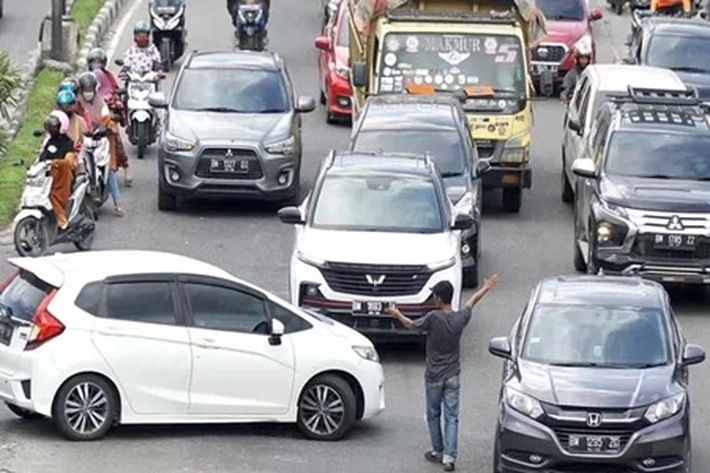 Kendaraan Macet Meningkat Jelang Lebaran, 'Diperparah Pak Ogah Ikut Memperburuk Ditengah Jalan'