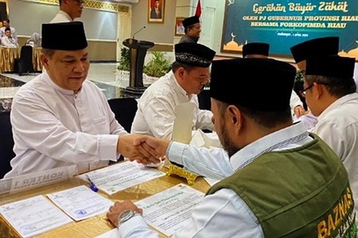 Pj Gubri SF Hariyanto Bersama Forkopimda dan Pengusaha Serahkan Zakat ke Baznas Riau