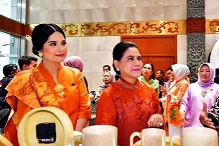 Annisa Pohan Padankan Batik Saat Hadiri Fashion Show UMKM