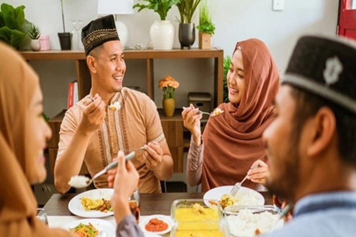Ditengah Perayaan Idul Fitri, Generasi 'Sandwich' Masih Hadapi Dilema dengan Setumpuk Beban Keuangan