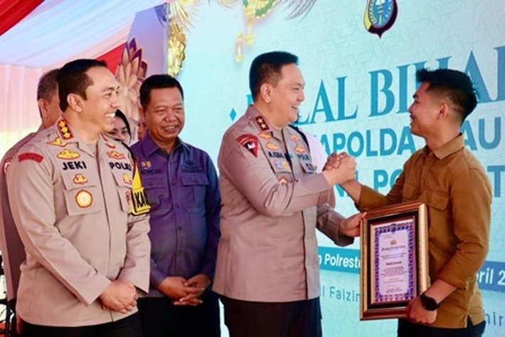 Kapolda Irjen Muhammad Iqbal Datangi Polresta Pekanbaru untuk Halalbihalal Sekaligus Berikan Hadiah Umrah pada Personel