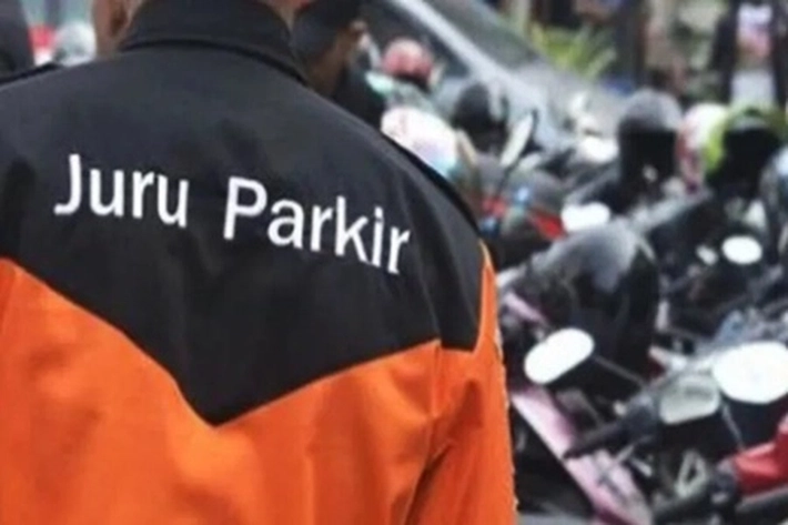 Berbekal Peluit Jukir Liar Minta Uang Parkir, 'Jadi Buat Hancur Usaha'