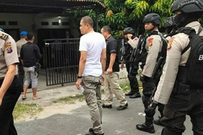 Polisi Obrak-abrik Kawasan Peredaran Narkoba di Pekanbaru yang Sempat Dihadang Warga
