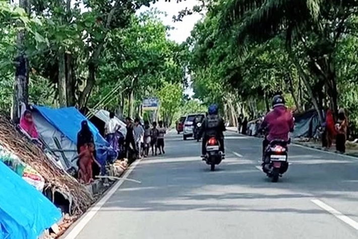 Pengungsi Rohingya Dirikan 'Gubuk Derita' Ditepi Trotoar Jalan Datuk Wan Abdul Jamal, 'Merengsek dan Berdoa untuk Mencari Keselamatan'
