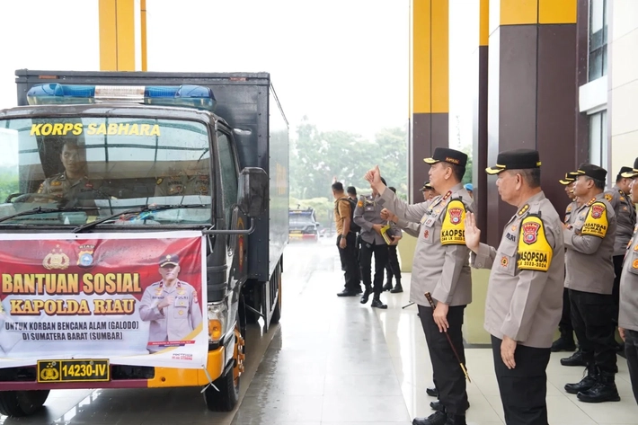 Polda Riau Kirim Bantuan Kemanusiaan untuk Korban Banjir Bandang di Sumbar yang Jumlah Korban Terus Bertambah