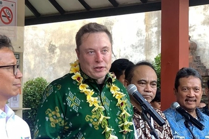  Elon Musk Tengah Menuai Perhatian, Pakai Batik Bomba Resmikan Starlink di Bali