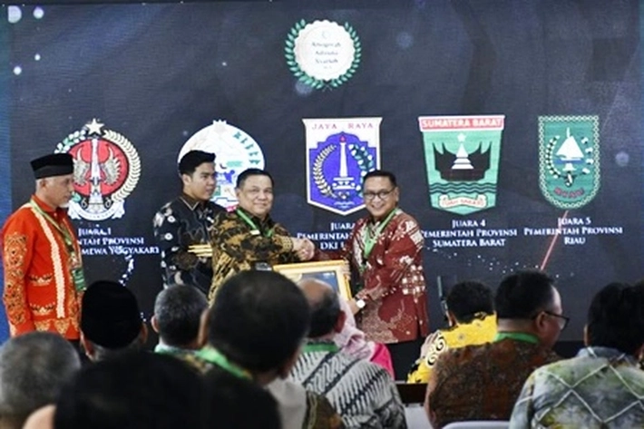 Pemprov Riau Raih Anugerah Adinata Syariah 2024 dari KNEKS