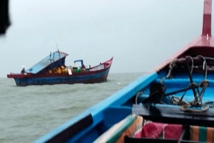 Kapal Bina Jaya di Rohil Dihantam Cuaca Buruk Jadi Alami Kerusakan dan 8 ABK Selamat