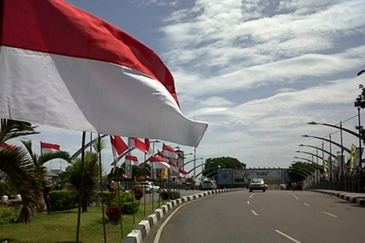 Kedatangan Presiden Jokowi Diwarnai Bendera Merah Putih di Jalan Protokol Jenderal Sudirman Pekanbaru