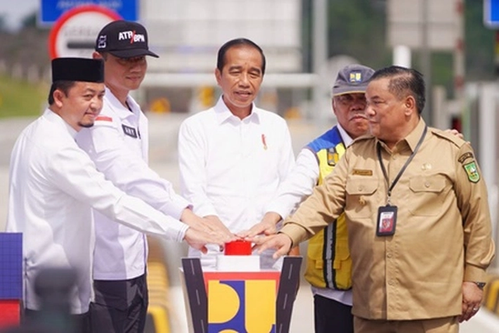 Usai Resmikan Tol Bangkinang-Pangkalan yang Telan Biaya Rp4,8 T, Jokowi Salat Jumat di Masjid Raya Al-Ikhlas Tambang