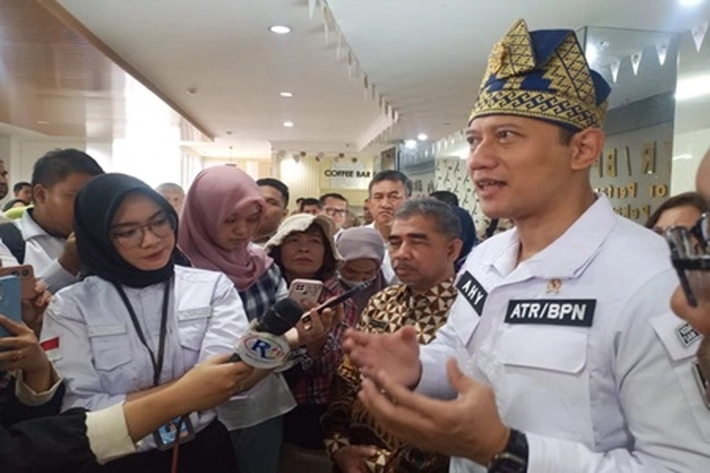 Menteri ATR/BPN, Agus Harimurti Yudhoyono Serahkan Sertifikat Tanah Elektronik di BPN Pekanbaru