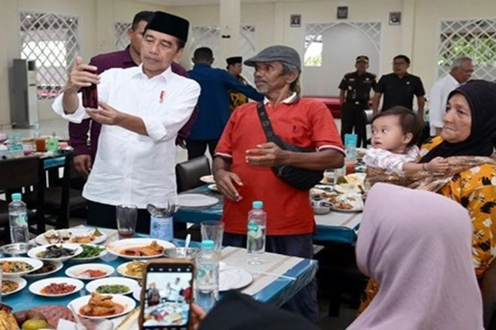 Ditegah Kunker di Kampar, Presiden Jokowi Ajak Warga Makan Siang