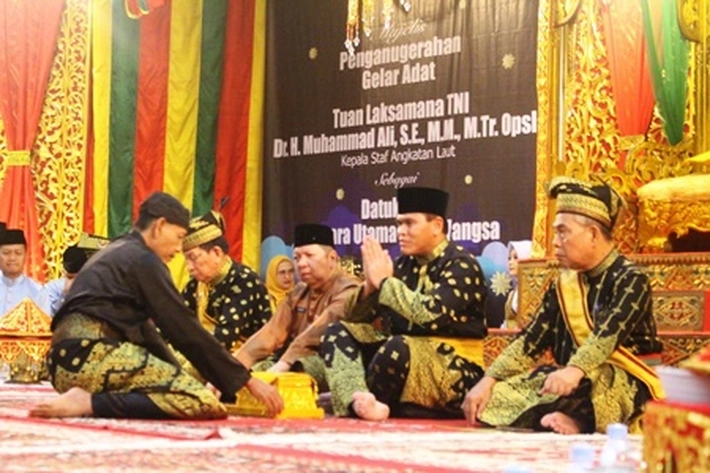 Kasal Laksamana Dr Muhammad Ali SE MM M.Tr.Opsla Terima Gelar Datuk Seri Segara Utama Setia Wangsa