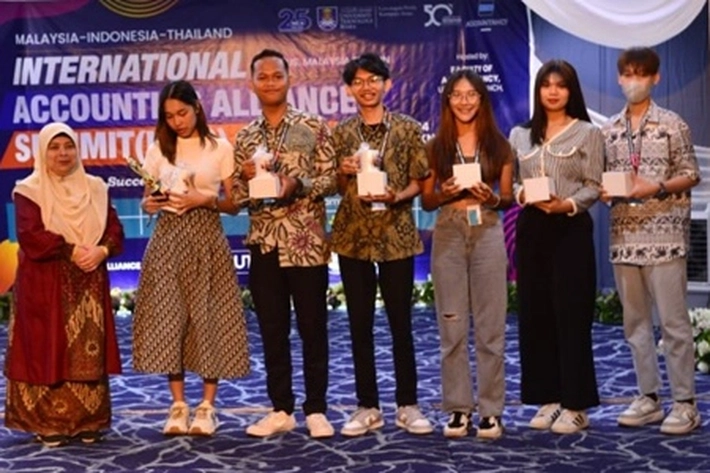 Mahasiswa UIR Borong Penghargaan Sukses di Internasional Accounting Alliances Summit 2024