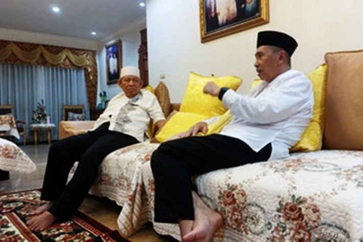 Syamsuar Sambangi Kediaman Mantan Gubernur Riau Saleh Djasit, 'Nyatakan Siap Maju Kembali di Pilgub 2024'