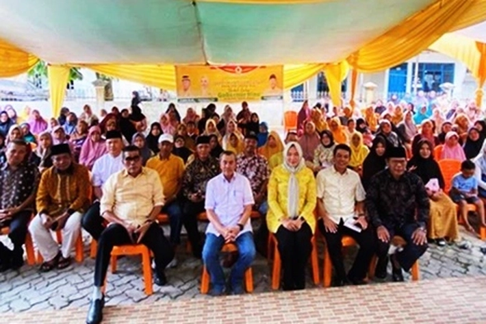 Ketua DPD Golkar Riau Syamsuar Silaturahmi Dikediaman Kader Posyandu Binaan Sovia di Tenayan Raya