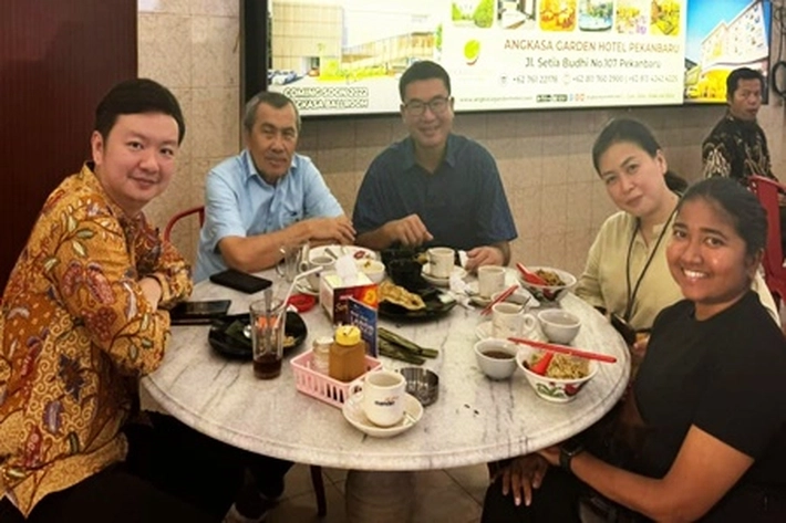  Mantan Gubernur Riau Syamsuar Terima Kunjungan Konsulat Jenderal Singapura Gavin Ang