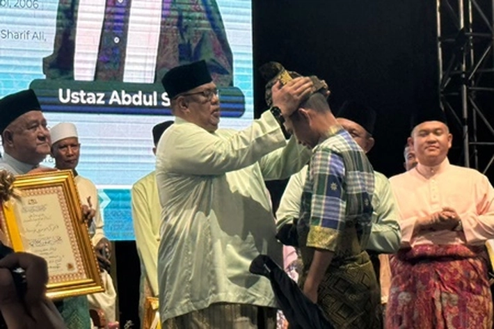 Ustadz Abdul Somad Terima Gelar Anugerah Murabbi Nusantara dari Kerajaan Melaka