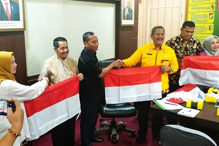 Kesbangpol Riau Bagikan Bendera Merah Putih Gratis ke Masyarakat untuk Sambut HUT 79 RI