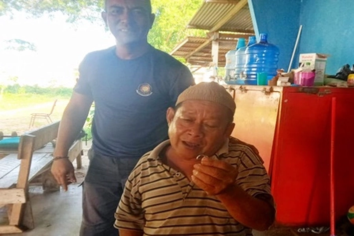 Damkar Lingga Bantu Lepaskan Cincin yang Melekat Hingga Membengkak di Jari Warga