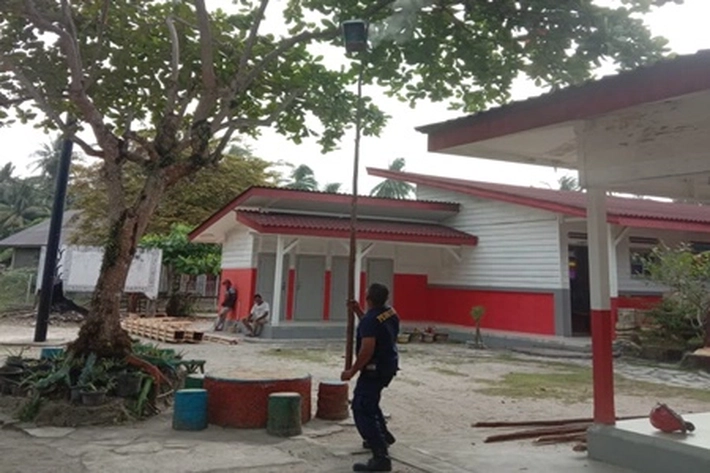 Damkar Lingga Lakukan Penanganan Sarang Lebah Madu di Komplek SD 003 Kampung Baru