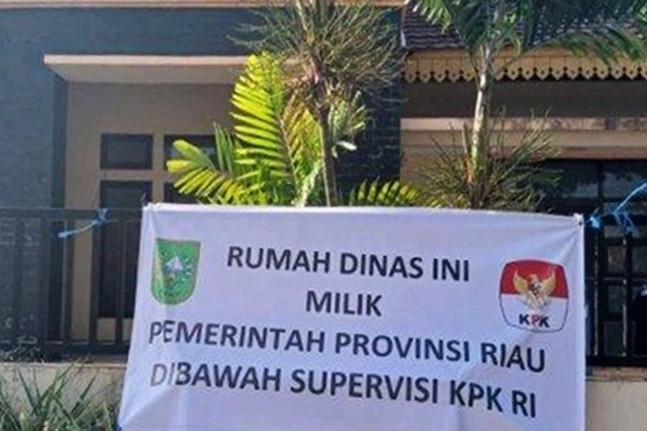 Satu Persatu Rumdis Pemprov Riau yang Dikuasai Mantan Pejabat Disita dan Dipasang Spanduk 'Dibawah Supervisi KPK'