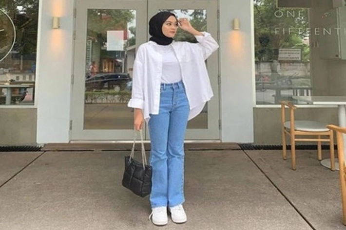 Baju Putih Celana Jeans Hijab jadi Andalan para Hijabers, 'untuk Tampil Simpel dan Kasual'