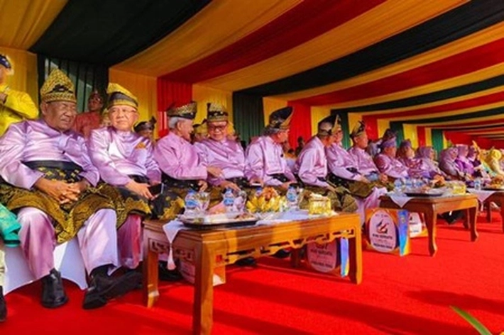 Para Mantan Gubri Kompak Hadir Berbusana Melayu Orange Apel Peringatan Hari Jadi Riau