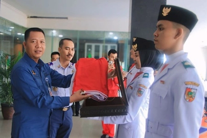  Sekdako Pekanbaru, Indra Pomi Nasution Terima Duplikat Bendera Pusaka yang akan Dikibarkan pada HUT RI Ke-79