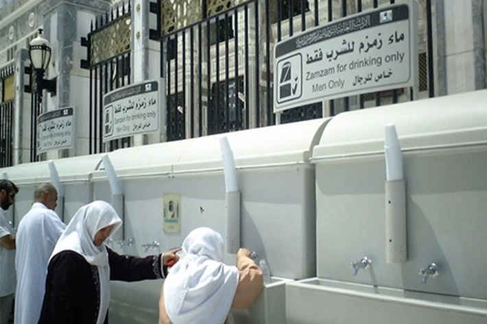 Kisah Ulama Sembuh dari Penyakit usai Minum Air Zamzam yang Mengandung Banyak Keberkahan dan Manfaat